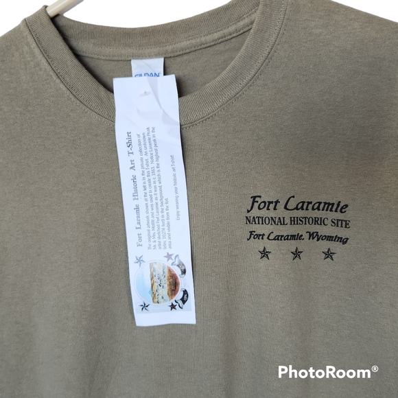 Gildan Fort Laramie Wyoming USA Historic Sight Adult Unisex Art Work T-Shirt L - Picture 2 of 10